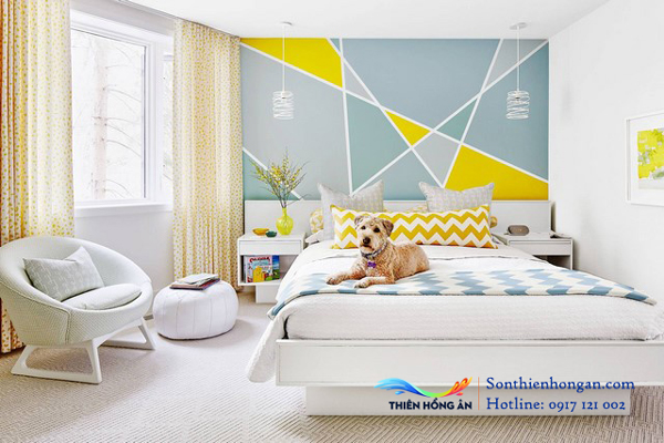 Sự kết hợp giữa màu xanh dương và vàng cùng viền trắng bao quanh các hình khối tạo ra điểm nhấn và sự cân bằng về màu sắc phòng ngủ.