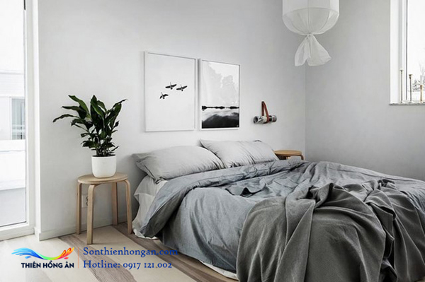 Phòng ngủ màu xám ghi được thiết kế tối giản