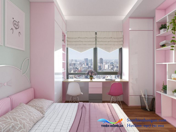 Trần nhà trắng kết hợp tường hồng nhạt tạo nên không gian thơ mộng, ngọt ngào cho bé gái